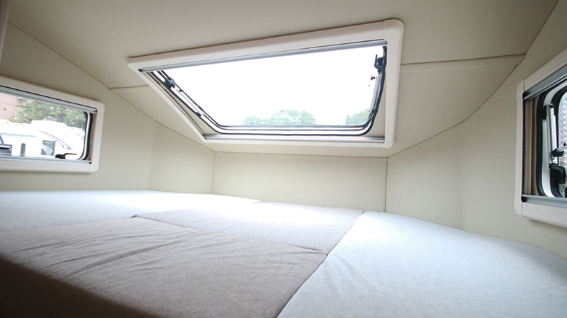 帶老人和孩子出行最合適，還是四驅房車