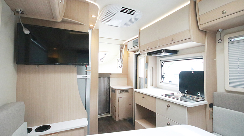 帶老人和孩子出行最合適，還是四驅房車