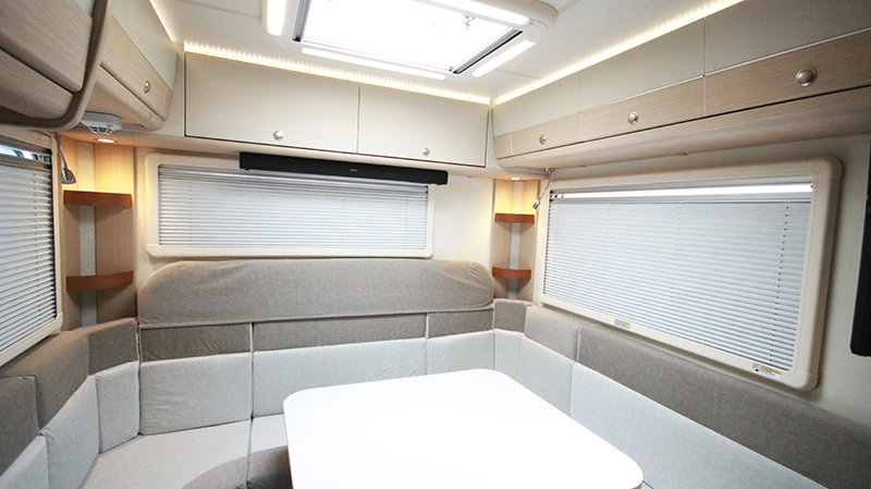 帶老人和孩子出行最合適，還是四驅房車