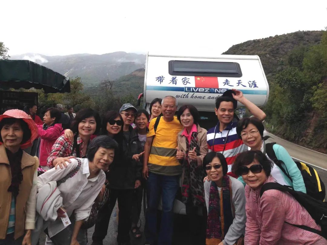 七旬老人開房車帶老伴游世界l中國房車圈最早的“網(wǎng)紅達人” 七旬老人開房車帶老伴游世界l中國房車圈最早的“網(wǎng)紅達人”