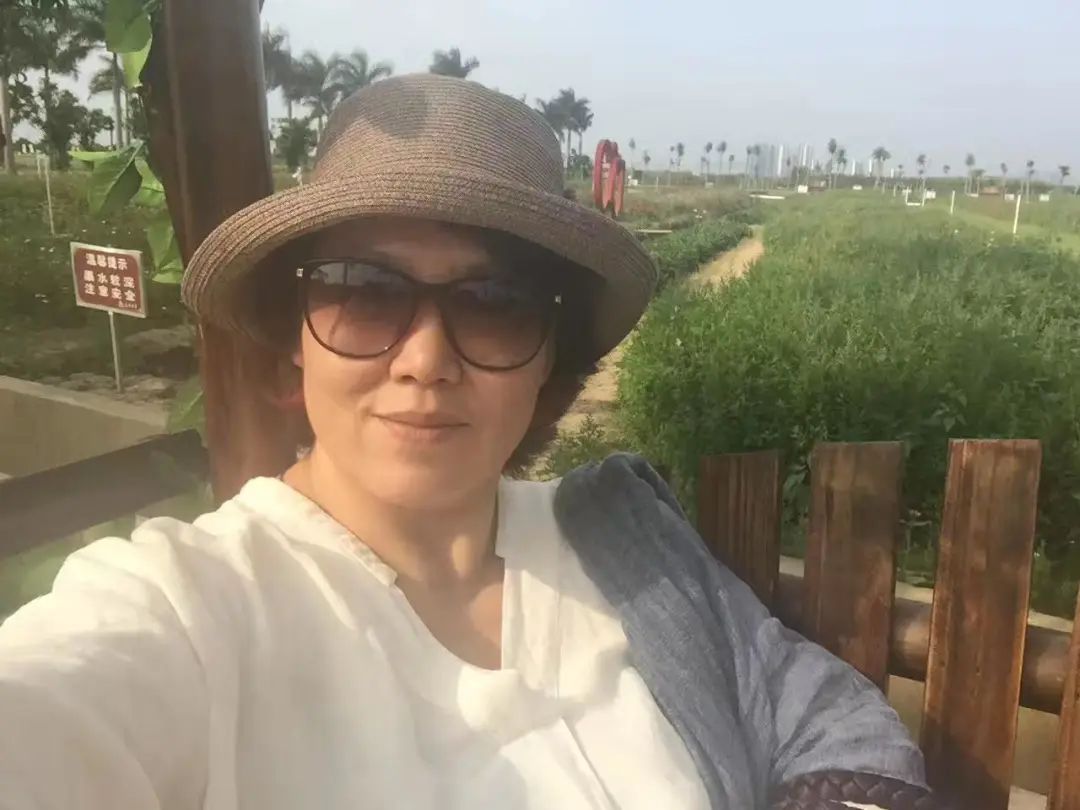 58歲的她，自駕房車旅居，一人兩犬，活成了自己喜歡的樣子