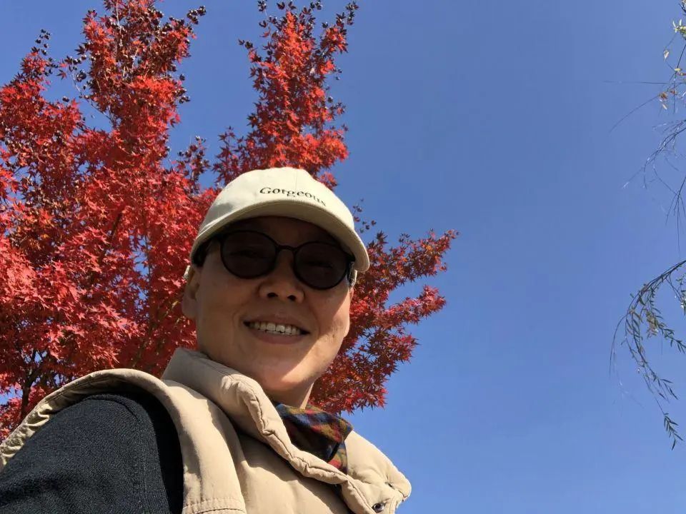 58歲的她，自駕房車旅居，一人兩犬，活成了自己喜歡的樣子