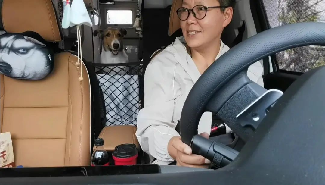 58歲的她，自駕房車旅居，一人兩犬，活成了自己喜歡的樣子